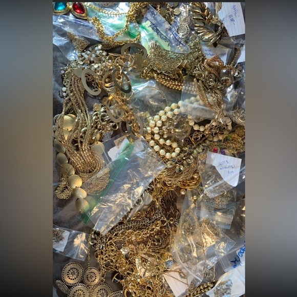4 LBs vintage Costume gold silver Jewelry Lot~ Signed & Unsigned All Wearable - Picture 2 of 10